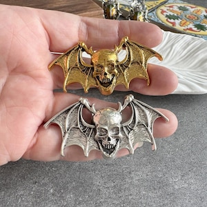 Può includere: Set di tre tazze in ceramica con finitura opaca e macchiettata. Le tazze sono nei toni del crema, marrone chiaro e marrone scuro. Ogni tazza ha un design semplice e minimalista.