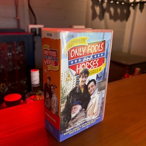A 4ª temporada completa de Only Fools and Horses em VHS duplo, ano 2000, fita de comédia vintage, formato PAL para TV retrô.