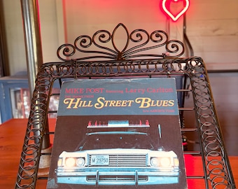 Tema de Hill Street Blues, sencillo de vinilo de 7 pulgadas, 1981, disco vintage K 12576, Mike Post, Larry Carlton, tema musical de la serie de televisión.