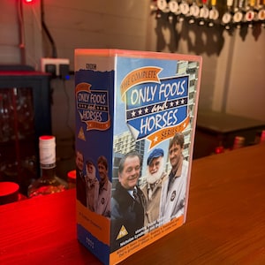 A 7ª temporada completa de Only Fools and Horses em VHS duplo, novo e lacrado! Fita de comédia vintage de 2000, formato PAL.