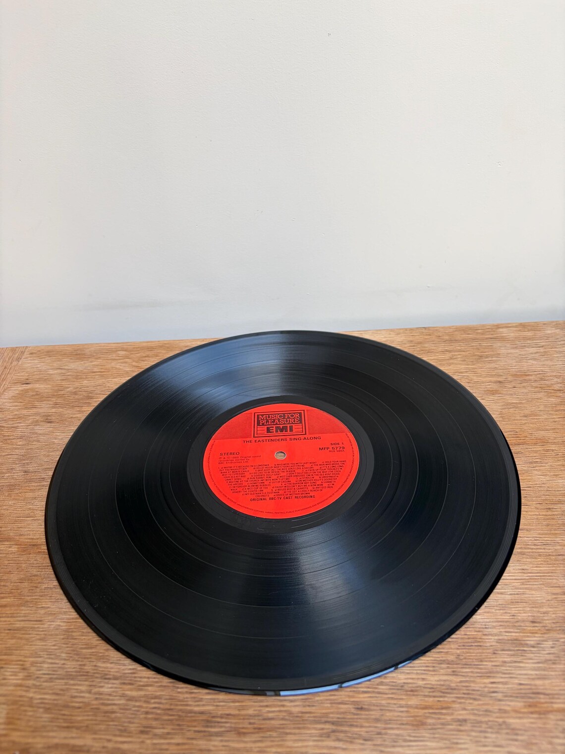Eastenders Sing Along 1985 LP Album Television Soundtrack Vinyl In Excellent Condition! Vintage Record MFP 5779, foto 4 di 5