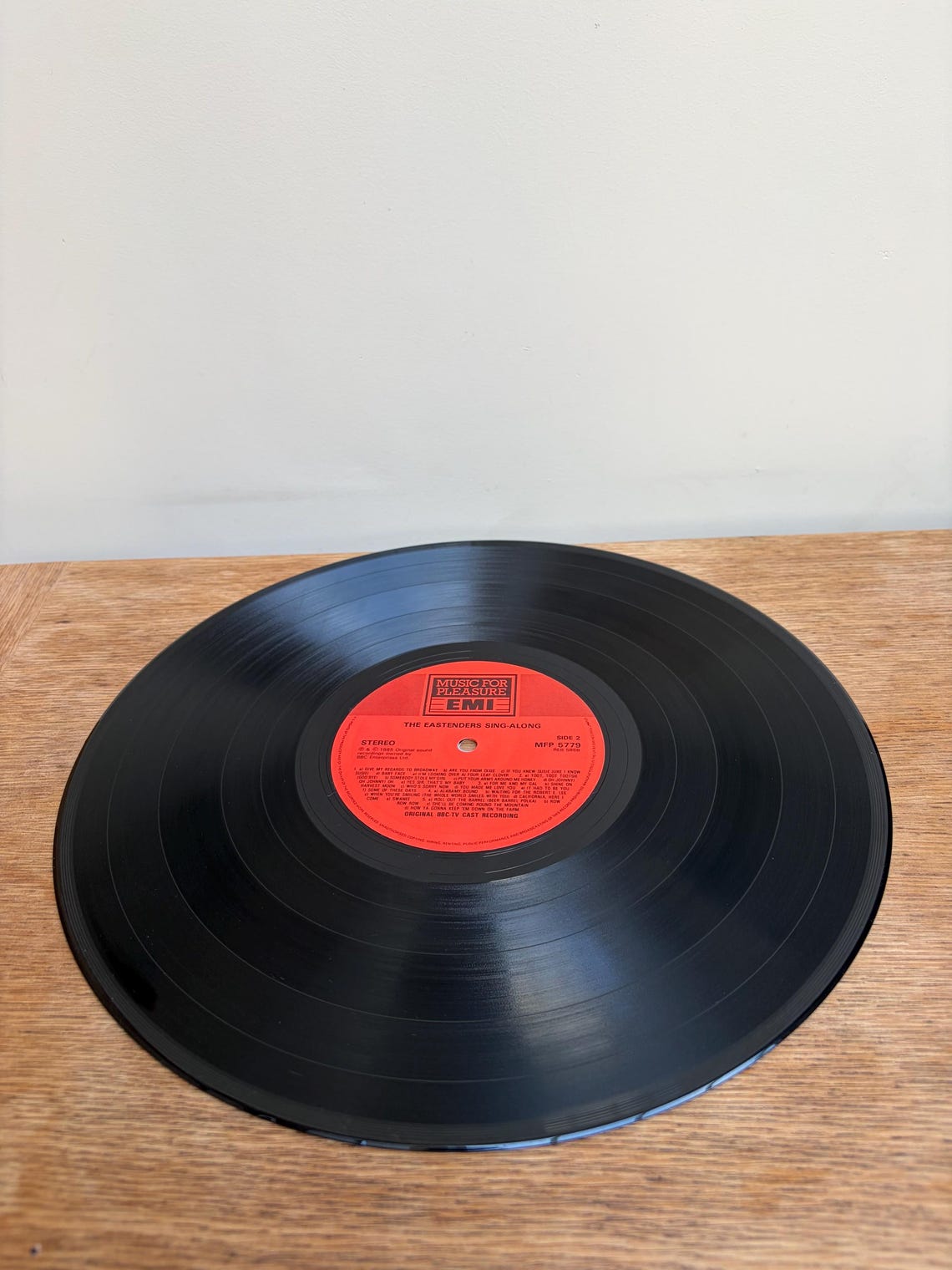 Eastenders Sing Along 1985 LP Album Television Soundtrack Vinyl In Excellent Condition! Vintage Record MFP 5779, foto 3 di 5