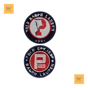 Könnte beinhalten: Zwei runde, gestickte Aufnäher. Der obere Aufnäher zeigt ein rot-weißes Design mit dem Text "POLO RALPH LAUREN" und "2007". Der untere Aufnäher hat ein rot-weißes Design mit dem Text "POLO RALPH LAUREN" und "EST. 1901".