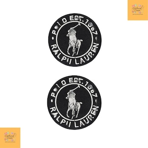 Puede incluir: Dos parches circulares en blanco y negro con el logotipo de Polo Ralph Lauren. El logotipo representa a un jugador de polo a caballo, con las palabras "Polo Est. 1967 Ralph Lauren" que rodean la imagen.