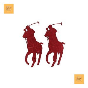 Può includere: Due toppe ricamate rosse raffiguranti un giocatore di polo a cavallo. Le toppe sono identiche, con il cavaliere che tiene una mazza. Su sfondo bianco.
