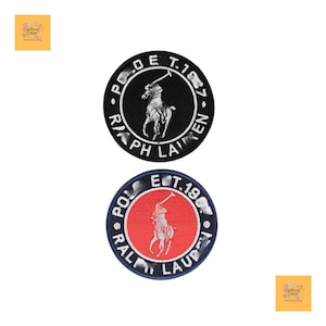 Op de afbeelding: Twee ronde patches met het Polo Ralph Lauren logo. Eén patch heeft een zwarte achtergrond met een wit logo en tekst. De andere heeft een rode kern, een wit logo en een marineblauwe rand. Beide patches hebben de tekst "Ralph Lauren" en "Est. 1967" of "Est. 1990".