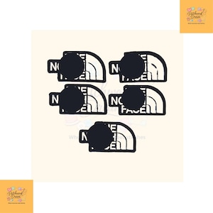Puede incluir: Cinco parches bordados en blanco y negro con el texto THE NORTH FACE y un gráfico de montaña estilizado. Cada parche tiene un recorte circular negro que oscurece parte del diseño del logotipo, dispuestos en formación escalonada sobre un fondo claro.