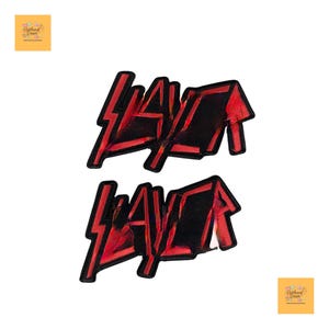 Könnte beinhalten: Zwei rote und schwarze Slayer-Logo-Patches. Das Wort "SLAYER" ist in einer fetten, stilisierten Schriftart mit Blitzdesign gehalten. Die Patches sind wahrscheinlich für Kleidung oder Accessoires.