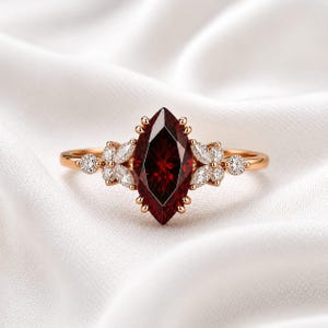 Förlovningsring med marquiserubin, 14K guld, vintagekluster, statementring med röd ädelsten
