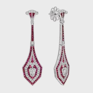 Brincos pendentes geométricos vintage Art Déco com diamantes e rubis em acabamento em ouro branco 14K.