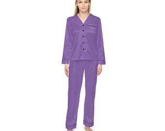 Conjunto de pijama de satén lila: ropa de dormir y de estar por casa estilo seda.