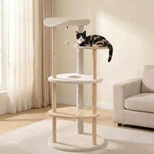 Puede incluir: Árbol para gatos de varios niveles con acabado en beige y madera natural. Cuenta con una plataforma superior, un poste rascador y varias plataformas. Un gato negro y marrón descansa en el nivel superior. Diseñado para uso en interiores, mide unos 120 cm de alto.