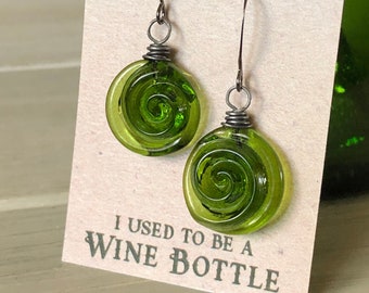 Pendientes de vidrio reciclado de botellas de vino: colgantes en espiral hechos a mano
