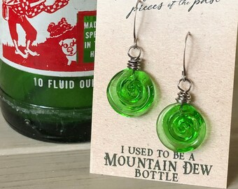 Pendientes de vidrio reciclado de Mountain Dew: Colgantes en espiral verde