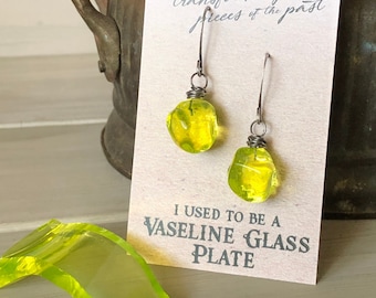 Pendientes de pepitas de vidrio de vaselina reciclada • Joyas de vidrio de uranio • Pendientes colgantes cortos