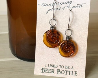 Pendientes de vidrio de botella de cerveza reciclada: diseño en espiral, joyería reciclada.