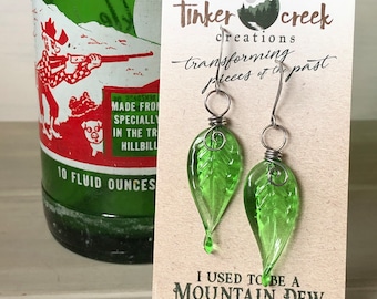 Pendientes de hojas de Mountain Dew hechos con vidrio reciclado de botellas de Mountain Dew