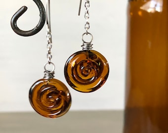 Pendientes de espiral de botella de cerveza, colgantes largos, vidrio reciclado, pendientes de vidrio vintage, regalo para ella, pendientes de vidrio marrón