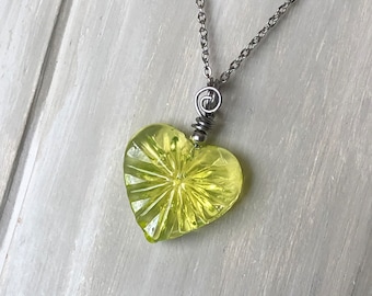 Collar de corazón de vidrio Vaseline: colgante de vidrio de uranio vintage reciclado