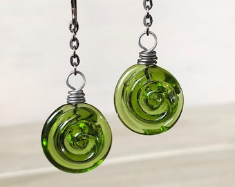 Pendientes en espiral de botella de vino, largos y colgantes, de vidrio reciclado, pendientes de vidrio vintage, regalo para ella, pendientes de copa de vino verde