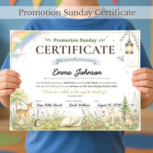 Op de afbeelding: Een rechthoekig Promotion Sunday-certificaat met een aquarelillustratie van een hert, egel, lam en konijn in een weiland. De tekst luidt Promotion Sunday CERTIFICATE, Emma Johnson en Proverbs 22:6, met velden voor kerk, leraar en datum.