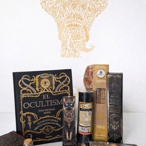 Puede incluir: Un juego de tres tazas de cerámica con un acabado mate moteado. Las tazas son de color crema, gris claro y gris oscuro. Cada taza tiene un diseño simple y moderno y un asa redondeada.