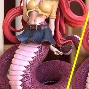 Może przedstawiać: Szczegółowa figurka postaci podobnej do Lamii z rudymi włosami i żółtym topem. Figurka ma ogon węża w odcieniach różu i fioletu, nosi niebieską spódnicę i brązowy pasek. Figurka to kolekcjonerski przedmiot o tematyce fantasy.