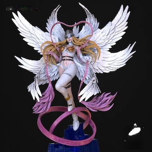 Könnte beinhalten: Detaillierte Figur einer weiblichen Figur mit großen weißen Flügeln, blonden Haaren und einem silbernen Helm. Die Figur trägt ein weißes Outfit mit goldenen Akzenten und steht auf einem blauen Sockel mit rosa Akzenten. Das Design ist stilisiert und detailliert.