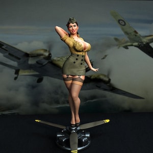 Peut inclure: Une figurine peinte représentant un personnage de style pin-up portant une chemise beige à manches courtes, une jupe vert olive à boutons noirs et des bas transparents avec porte-jarretelles. La figurine repose sur une hélice à trois pales.