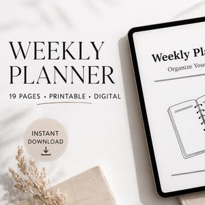 Könnte beinhalten: Ein digitaler Wochenplaner auf einem Tablet, mit dem Text "Weekly Planner" und "Organize Your Week". Das Bild zeigt eine Strichzeichnung eines offenen Notizbuchs und eines Stifts, mit Text, der 19 Seiten, druckbar und digital angibt.