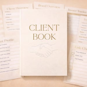 Op de afbeelding: Een witte keramische mok met een zwart handvat en de tekst "But First, Coffee" in een zwarte, vette letter. De mok staat op een houten oppervlak. De mok is ongeveer 10 cm hoog.