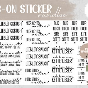 Könnte beinhalten: Rustikales Holzschild mit dem weißen Schriftzug "Welcome to our home". Das Schild hat eine Used-Optik und ein schlichtes, einladendes Design, ideal für Veranda oder Eingangsbereich.