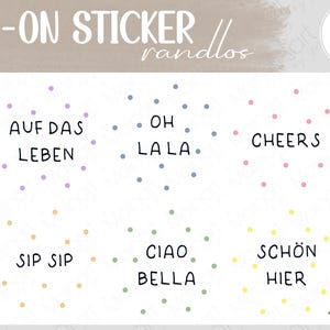 Könnte beinhalten: Ein Bogen mit Rubbelstickern, der sechs Phrasen umgeben von farbigen Punkten zeigt. Der Text umfasst AUF DAS LEBEN, OH LA LA, CHEERS, SIP SIP, CIAO BELLA und SCHÖN HIER. Das Design ist auf weißem Hintergrund mit dem Text RUB-ON STICKER oben abgebildet.