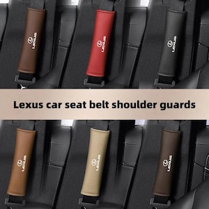 Puede incluir: Seis protectores de cinturón de seguridad Lexus en varios colores, incluyendo marrón, rojo, negro, beige y marrón oscuro. Cada protector rectangular presenta el logotipo y el nombre de la marca Lexus en blanco. El texto Lexus car seat belt shoulder guards está centrado.