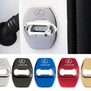 Puede incluir: Un juego de cinco cubiertas metálicas para cerraduras de puertas de coche Lexus en plata, negro, azul, rojo y oro. Cada cubierta en forma de escudo presenta el logotipo y nombre de Lexus, con un recorte horizontal central para el pestillo.