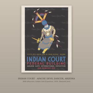 Könnte beinhalten: Ein Poster im Vintage-Stil mit einem stilisierten Apache-Teufelstänzer in Grau, Blau und Gelb auf dunklem Hintergrund. Der Text lautet: INDIAN COURT, FEDERAL BUILDING, GOLDEN GATE INTERNATIONAL EXPOSITION, SAN FRANCISCO 1939 und APACHE DEVIL DANCER.