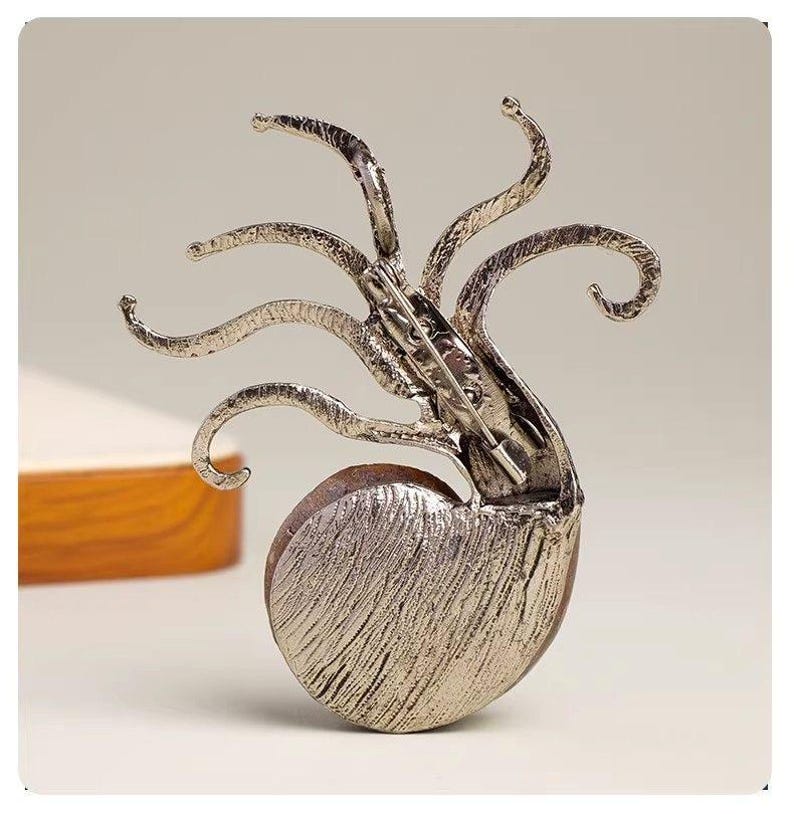 Ammoniet fossiele octopus broche, zilverkleurige oceaan statement speld, nautilus schelp broche, vintage statement broche cadeau afbeelding 4