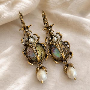 Oorbellen in de vorm van een kever, met iriserende schelp en barokke parelhangers, Victoriaanse gotische insectensieraden.