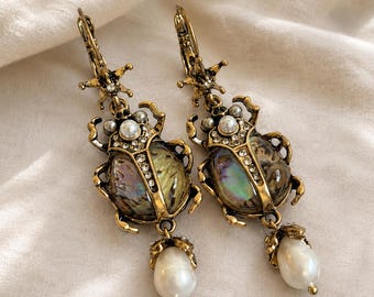 Oorbellen in de vorm van een kever, met iriserende schelp en barokke parelhangers, Victoriaanse gotische insectensieraden.