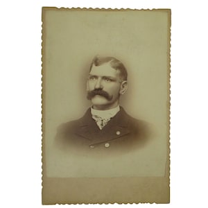 Gut aussehend Reifen Schnurrbart Mann 1890er Jahre Antike Sepia Kabinett Karte Foto