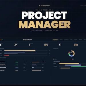 Könnte beinhalten: Dunkelblaue Grafik mit dem Text "THE COMPLETE PROJECT MANAGER" in Weiß und Gold. Darunter zeigt ein Computerbildschirm ein Dashboard mit Datenvisualisierungen und Projektmetriken. Der Bildschirm zeigt Zahlen, Diagramme und Projektstatus an.