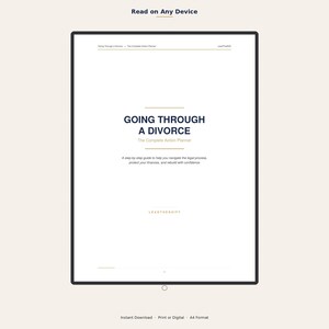 Könnte beinhalten: Ein digitaler Planer mit dem Titel "GOING THROUGH A DIVORCE" auf einem Tablet-Bildschirm. Der Text auf dem Cover ist in dunkler blauer Schrift gehalten. Der Planer soll helfen, den rechtlichen Prozess zu bewältigen, Finanzen zu schützen und mit Zuversicht neu aufzubauen.
