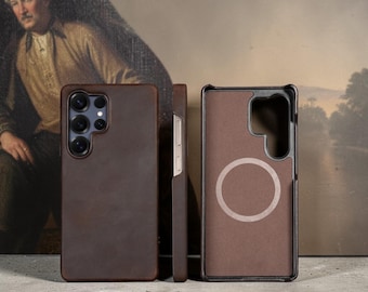 Op de afbeelding: Drie bruine leren telefoonhoesjes worden getoond. Eén hoesje toont de cameralenzen, een ander de zijkant met de knoppen en het derde hoesje de binnenkant met een cirkelvormig ontwerp. De hoesjes zijn ontworpen om de telefoon te beschermen.