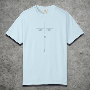 Könnte beinhalten: Hellblaues T-Shirt mit minimalistischem Kreuz-Design. Das Kreuz zeigt die Wörter "FATHER" und "SPIRIT" auf dem horizontalen Balken und "SON" auf dem vertikalen Balken. Das Shirt ist aus weichem Material.