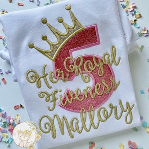 Peut inclure: Chemise blanche avec broderie dor&eacute;e d'une couronne, du chiffre 5, des mots "Her Royal Highness" et du nom "Mallory".