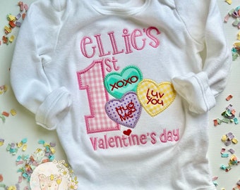 Body para niña con el texto "Mi primer día de San Valentín", camiseta con corazones de caramelo pastel.