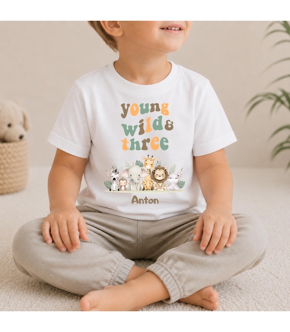 3. Geburtstag Shirt Young Wild & Three mit Name, Safari Geburtstagsshirt Kinder Bio Baumwolle, Personalisiertes Outfit zum 3. Geburtstag