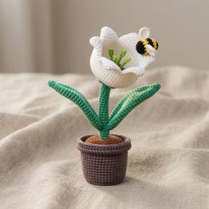 Patrón de ganchillo de tulipán blanco en PDF / Tutorial de amigurumi de flor en maceta / Guía de juguetes de plantas con forma de abejorro / Decoración de escritorio DIY y regalo para el Día de la Madre