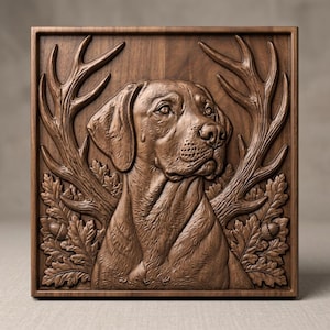 Puede incluir: Una placa de pared cuadrada de madera con una talla en relieve detallada de una cabeza de perro centrada entre dos grandes astas. El fondo de la talla incluye hojas de roble texturizadas y bellotas pequeñas, todo en tono de madera natural.