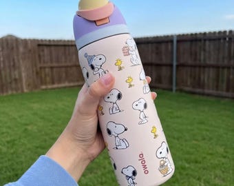 Botella de agua Owala FreeSip de 946 ml (32 oz) con diseño personalizado de Snoopy de Peanuts - Acero inoxidable con aislamiento térmico - Regalo personalizado para fans de Peanuts